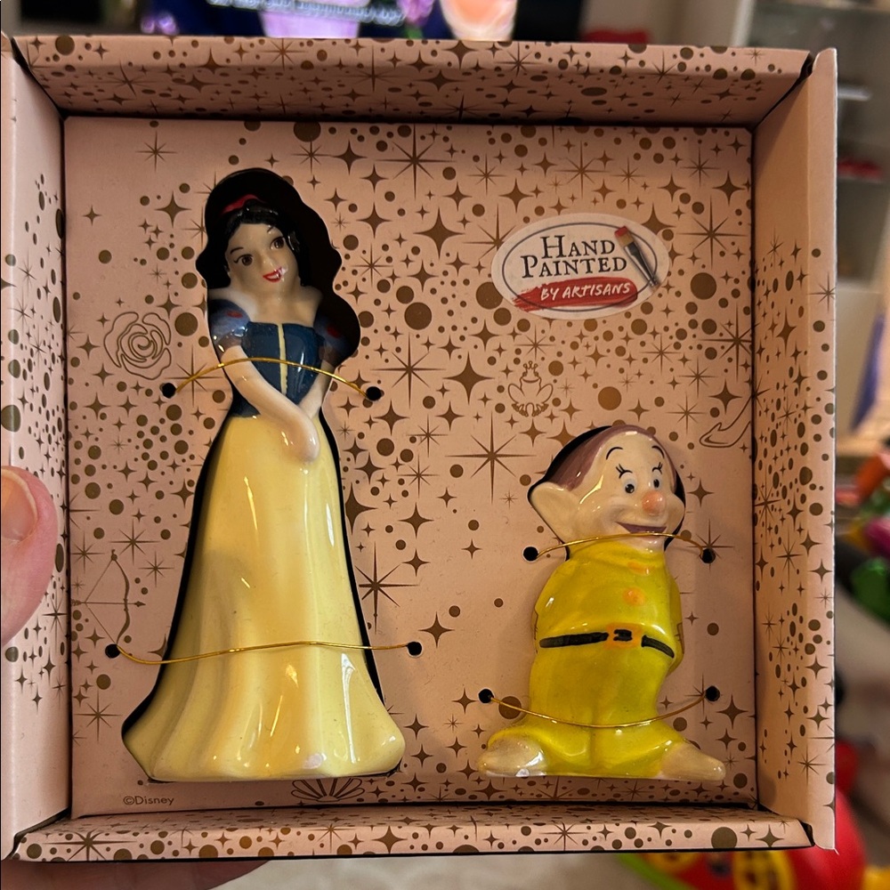 Disney Snow White and dopey salt and pepper shakers NWT